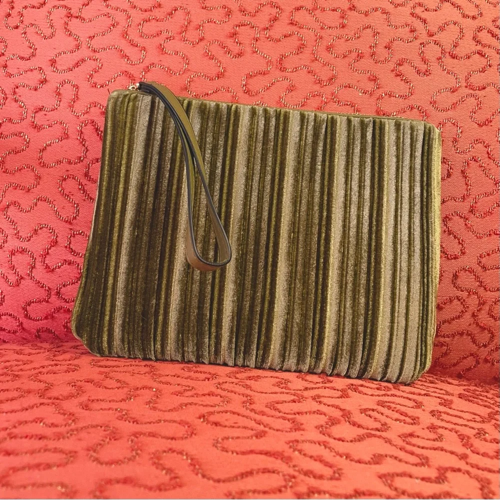 🌱5/$25🌱 A New Day | Green Velvety Zipper Clutch Wristlet Bag